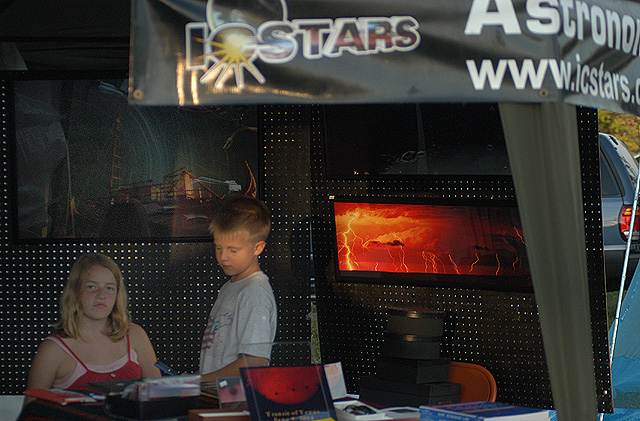 booth_watching