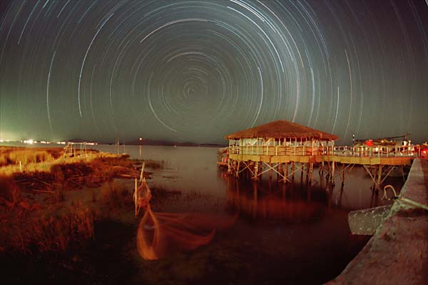 Star Trail over Lake Titicaca (C)1998 Vic Winter/Jennifer Dudley-ICSTARS Astronomy